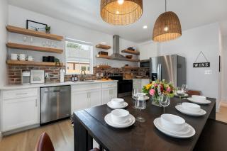 Luxury Escape at The Noir: 3BR, Hot Tub, & Steps from Main St! - Fredericksburg - 6