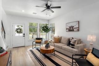 Luxury Escape at The Noir: 3BR, Hot Tub, & Steps from Main St! - Fredericksburg - 8