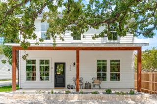Luxury Escape at The Noir: 3BR, Hot Tub, & Steps from Main St! - Fredericksburg - 0