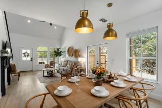 Rosé Retreat: Luxurious Getaway for 6, Hot Tub, Steps to Main Street - Fredericksburg - 3