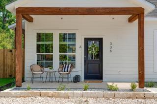 Rosé Retreat: Luxurious Getaway for 6, Hot Tub, Steps to Main Street - Fredericksburg - 9