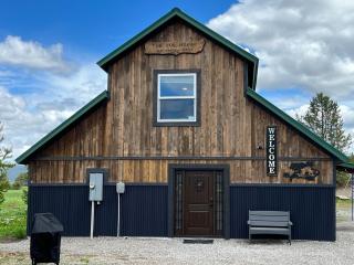 Escape to A Luxe Mountain Barn Home Retreat w Gourmet Kitchen 3 beds, 2 and Half Baths near YNP! - Rea - 0