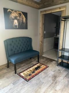 Escape to A Luxe Mountain Barn Home Retreat w Gourmet Kitchen 3 beds, 2 and Half Baths near YNP! - Rea - 5