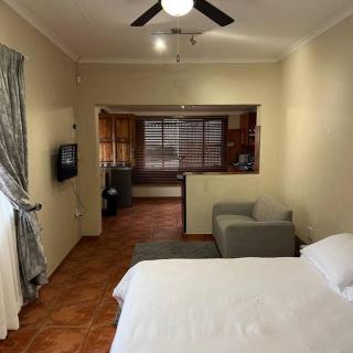 Your comfortable studio perfectly situated in Nelspruit - 7