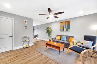 Homey 2BR Condo—King Bed—Lovely Location & Parking - Charlotte - 0
