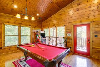 Cabin with Pool Access about 3 Mi to Downtown Gatlinburg - Gatlinburg - 9