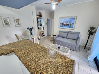 Lindo Flat Capitania Varam , WI FI , 2 aparelhos de ar condicionado , serviço de praia , enorme sacada com vista ao mar e telas de proteção para as crianças , 3 piscinas - 3