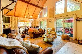 3 Mi to Slopes! Poconos Chalet with Hot Tub and Sauna - 7