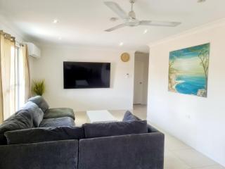 5 mins drive to the BEACH and in a QUIET location - Pialba - 0