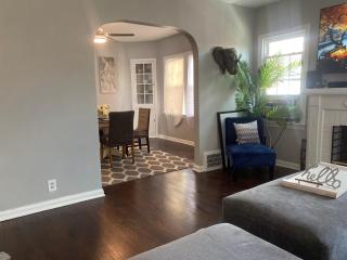 Cozy, Upstairs Apartment Pets Welcome with fee Family Friendly Close to Everything - Cleveland - 8