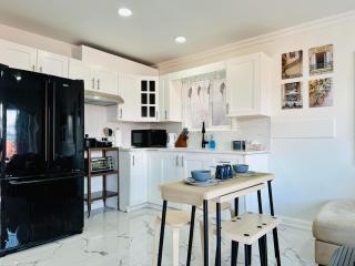 2BR 1BA Guest Suite with King Bed - Free Parking - Renfrew Station - Central Location - 5