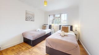 Charming 5-Bed House in Grays - Grays Thurrock - 8
