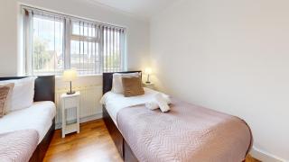Charming 5-Bed House in Grays - Grays Thurrock - 7
