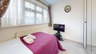 Charming 5-Bed House in Grays - Grays Thurrock - 2
