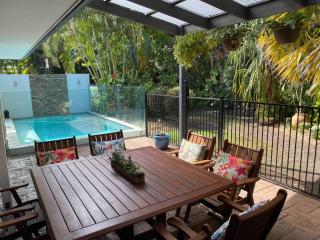 Absolute Beach Front Home -Dogs, Surf, Relax, Bush - Kawana Waters - 4