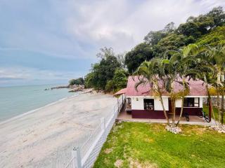 Beach-Front Mini-Chalet - Private Beach Access, KTV, Seaview Pool, BBQ and Beyond! - Tanjung Bungah - 9