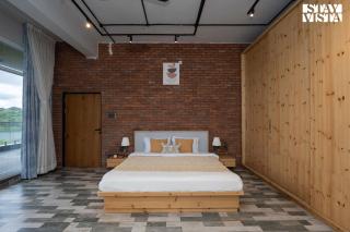 StayVista's Rivulet Waters - Lakefront Villa with Infinity Pool, Jacuzzi, Lawn, and Rustic Gazebo - Pune - 3