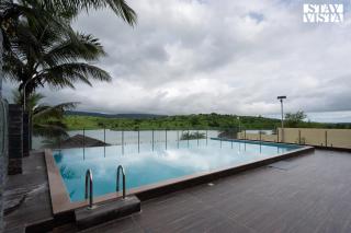 StayVista's Rivulet Waters - Lakefront Villa with Infinity Pool, Jacuzzi, Lawn, and Rustic Gazebo - Pune - 9