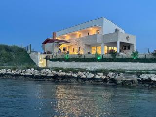 Villa Maritime - Exklusive Strandvilla mit beheiztem Pool, Grillhütte & Meerblick bei Zadar - 0
