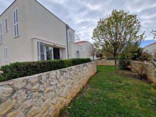 Apartment Sunny Lena - Family-Friendly Stay with Private Garden, Guest-Only Beach, Pool and Gym - Petrčane - 4