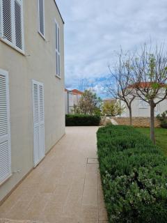Apartment Sunny Lena - Family-Friendly Stay with Private Garden, Guest-Only Beach, Pool and Gym - Petrčane - 2