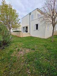 Apartment Sunny Lena - Family-Friendly Stay with Private Garden, Guest-Only Beach, Pool and Gym - Petrčane - 1