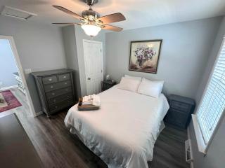 Charming Duplex on Main - St. Charles - 9
