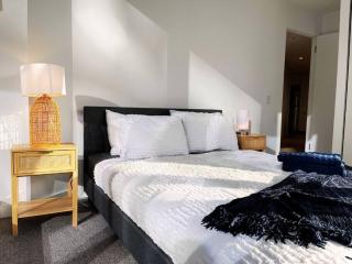 West Side Place Melbourne CBD w/Balcony, City Views + Pool, Sauna & Gym - 4