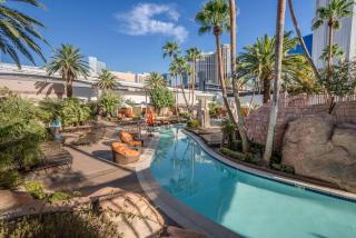 Lucky Gem Penthouse & Luxury Suites at Signature Resort, Balcony Strip View 3505 - Las Vegas - 1