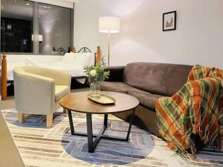 Inner City Skyline Studio W-Gym, Pool, WiFi, near SkyBus, Tram and Train Station - Melbourne - 9