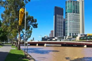 Inner City Skyline Studio W-Gym, Pool, WiFi, near SkyBus, Tram and Train Station - 8