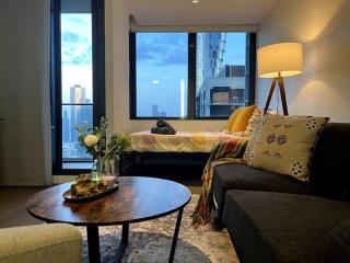 Inner City Skyline Studio W-Gym, Pool, WiFi, near SkyBus, Tram and Train Station - Melbourne - 6