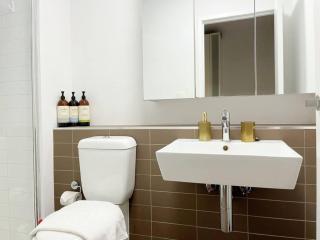 Inner City Skyline Studio W-Gym, Pool, WiFi, near SkyBus, Tram and Train Station - Melbourne - 4