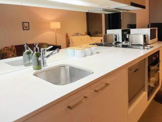 Inner City Skyline Studio W-Gym, Pool, WiFi, near SkyBus, Tram and Train Station - Melbourne - 1