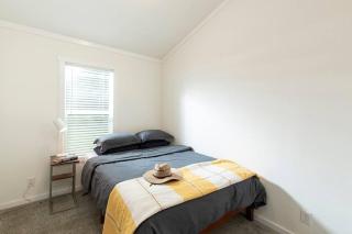 Lone Star Cottage - 15 minutes to downtown - 2