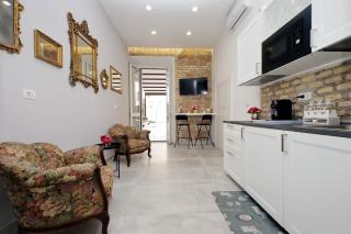 Roman Holiday Suites - 8