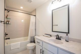 Cozy Townhouse Close to Downtown - Clarksville - 7