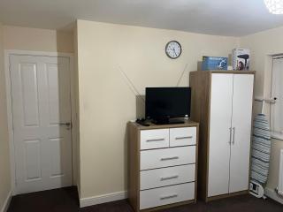 HAMS REST PLACE - Strictly Only ONE GUEST ALLOWED IN ONE ROOM A SECOND ACCOMPANYING PERSON WILL NOT BE ALLOWED INTO THE PROPERTY - Birmingham - 5