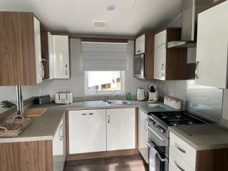 6 Berth Comfy Homely Caravan, Dog Friendly - 8