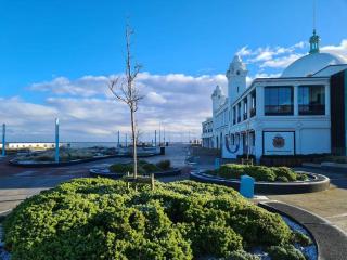 Spanish City View, Stylish Sea Front Apartment Free Onsite Parking - Whitley Bay - 1