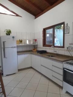 Casa de praia completa com trilha até a beira-mar - 4