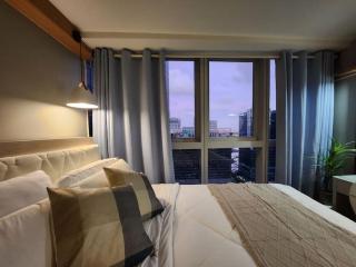 LuxeStaysMnl Coastal Chic Netflx 380MBPS Pool BGC - Manila - 0