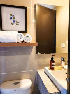 LuxeStaysMnl Coastal Chic Netflx 380MBPS Pool BGC - Manila - 6