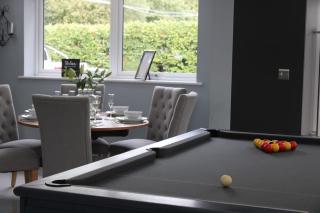 Moonsticks, Modern & Well Presented 5 Bed House - 3