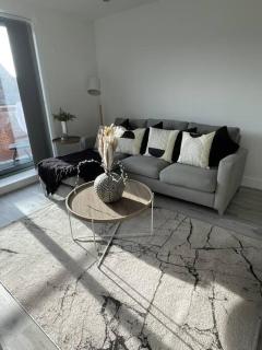 Spring Stays In Modern And Cozy 2 Bed City Centre Apartment With Free Secure Parking Space - Lichfield - 0