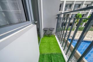 2 Side-by-Side P00L Front Condos, 6 Beds, 2 CR, 2 Kitchen for 10 Guests at MOA - Manila - 2