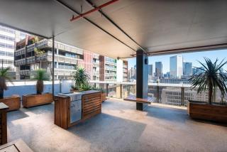 Elevated Elegance in the City's Chic Paris End - 7