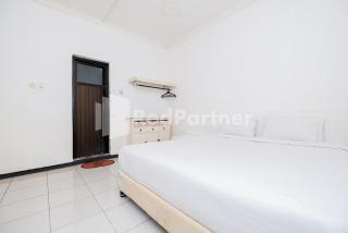 Dukuh Kupang Residence Mitra RedDoorz - Surabaya - 8