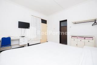 Dukuh Kupang Residence Mitra RedDoorz - Surabaya - 9