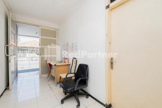 Dukuh Kupang Residence Mitra RedDoorz - Surabaya - 4